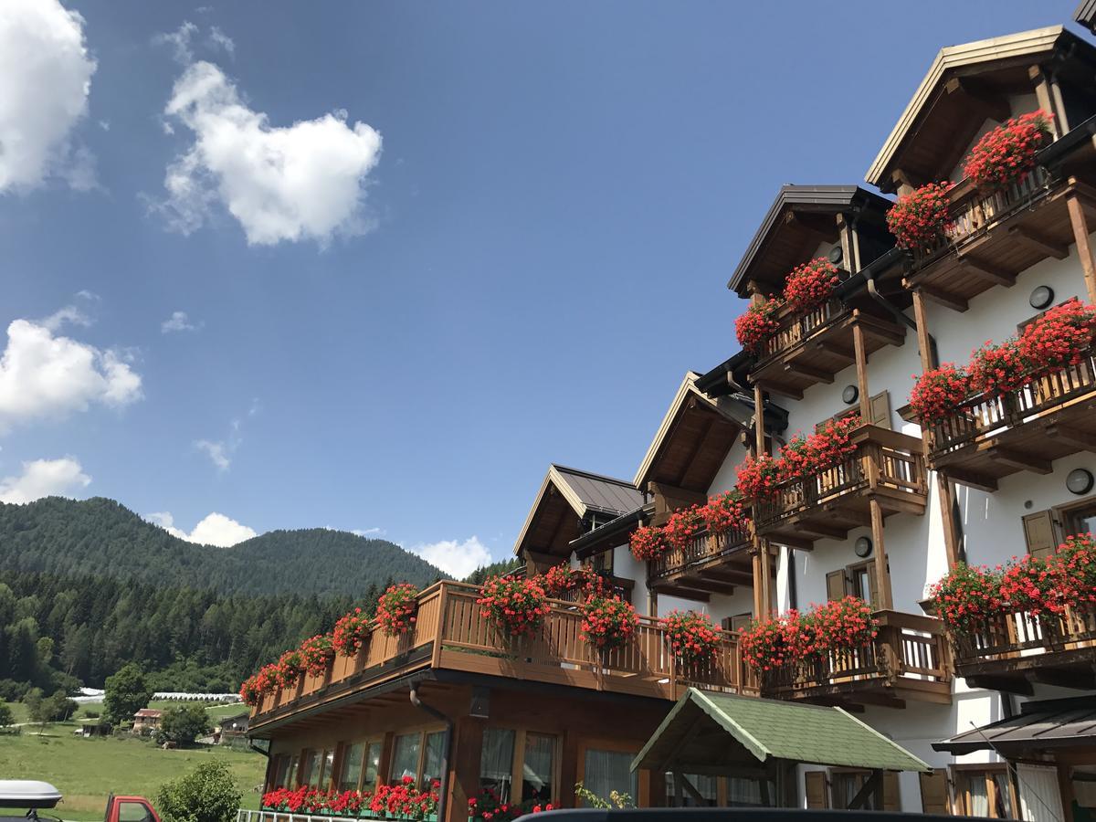 Kapriol Hotel Castello Tesino Eksteriør billede